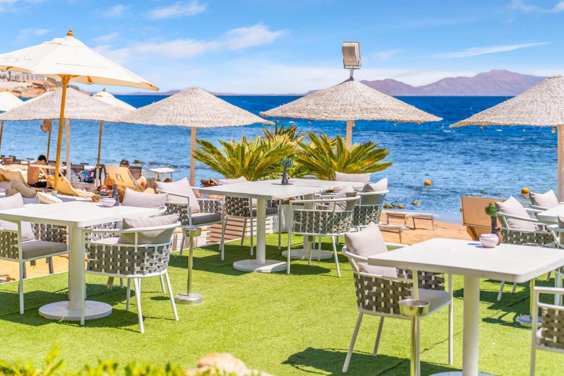 Domina Coral Bay Resort, Diving , Spa & Casino Sharm El Sheikk Exterior foto Artificial grass at a beach bar
