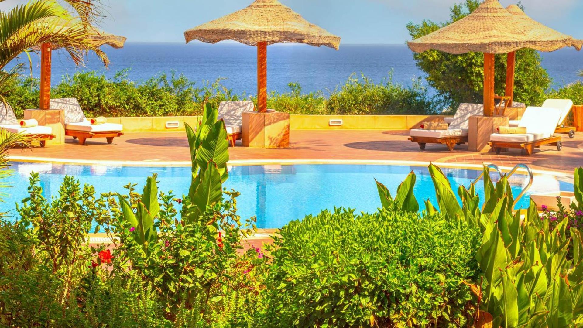 Domina Coral Bay Resort, Diving , Spa & Casino Sharm El Sheikk Exterior foto A pool at a resort