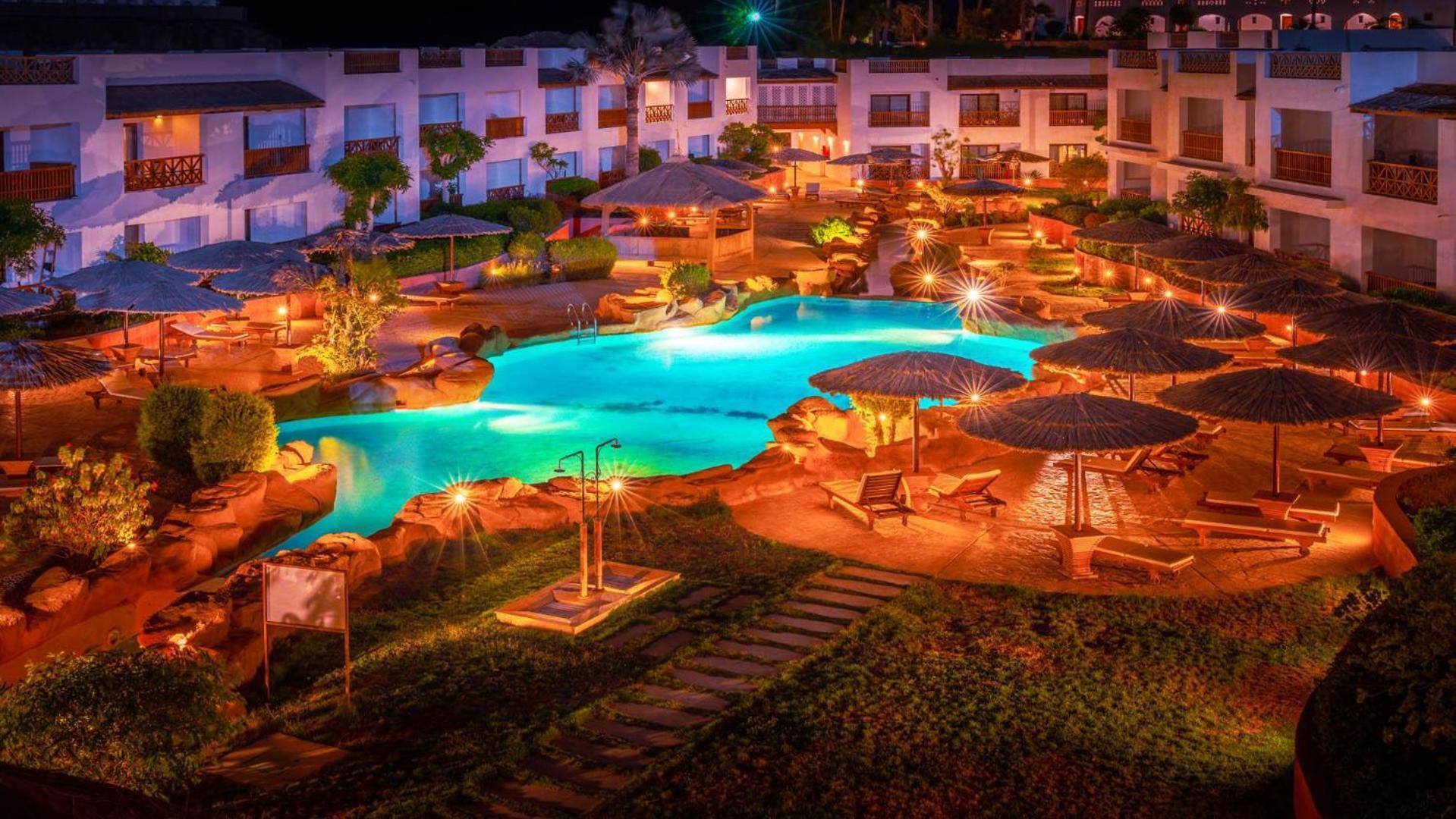 Domina Coral Bay Resort, Diving , Spa & Casino Sharm El Sheikk Exterior foto The resort at night