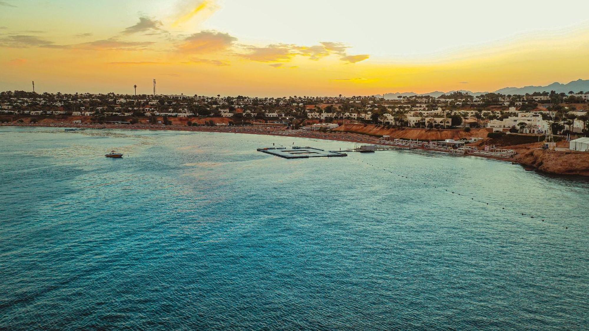 Domina Coral Bay Resort, Diving , Spa & Casino Sharm El Sheikk Exterior foto Sunset over the Gulf of Aqaba